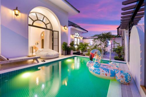 New and spacious villa with 3 private bedrooms and swimming pool, 5 minutes to Han river, free parking