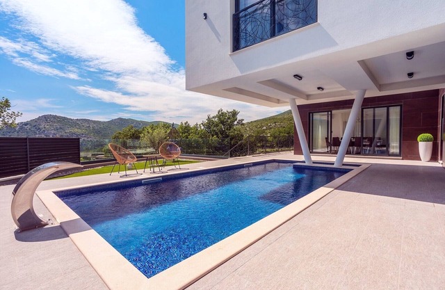 New and stylish Villa Bruna with 32sqm heated pool, sauna, billiard and media room