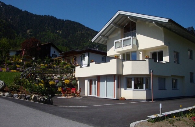 New apartment, 2 bedrooms, big kitchen-cum-living, pets welcome