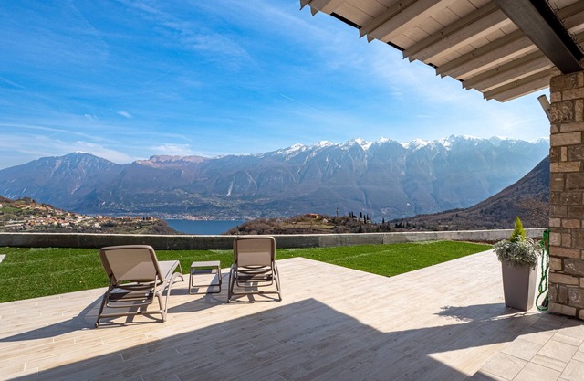New apartment in small reality with large terrace overlooking Lake Garda/Monti