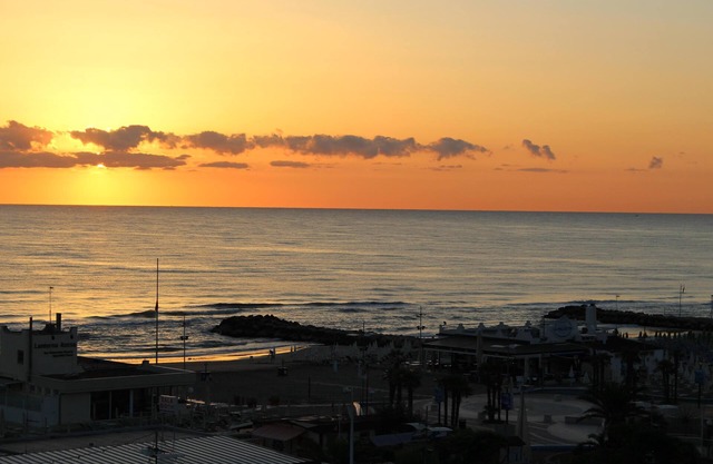 New apartment (renovated), views of the sea (100m).