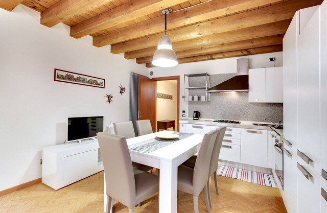 New apartment, wi-fi and air conditioning, comfortable and quiet.