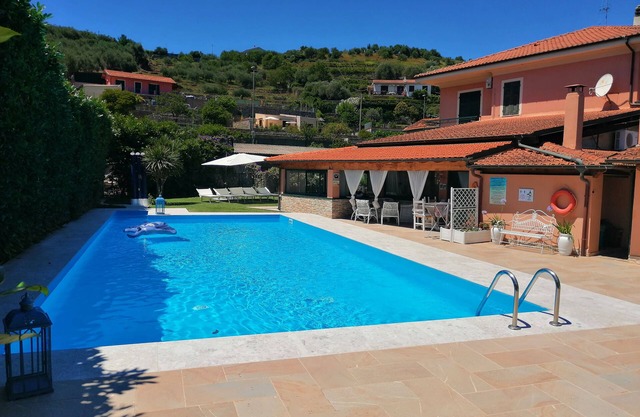 NEW APARTMENT x5 PEOPLE IN VILLA WITH POOL HOT -HUB 2. KM FROM THE SEA
