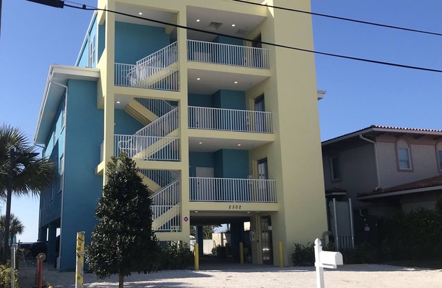 NEW BEACHFRONT BOUTIQUE BLDG. 6 Units Heat Pool Sleeps 36 INDIAN ROCKS BEACH