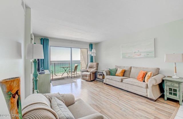 NEW! Beachfront, 3 Pools (1 heated), Hot Tub, FREE Beach Chairs