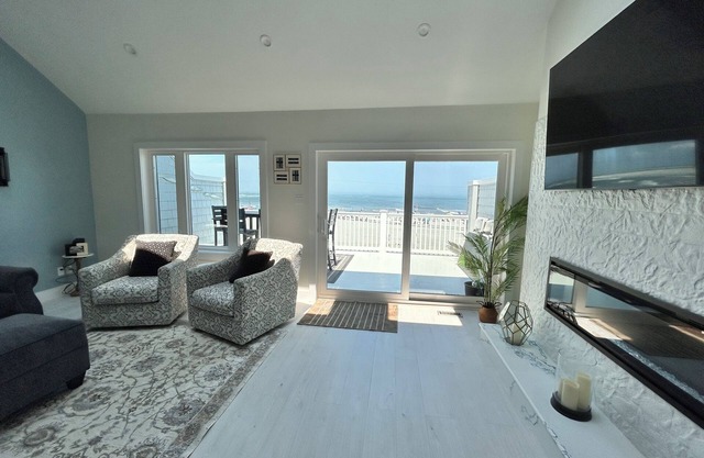 NEW BEACHFRONT, Spacious 4-Bedroom 3-Bath Condo sleeps 14 in North Wildwood