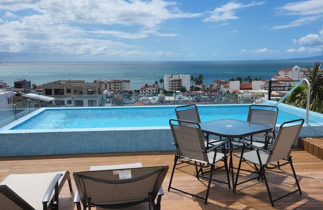 New Beautiful Rooftop & Romantic Ocean Views