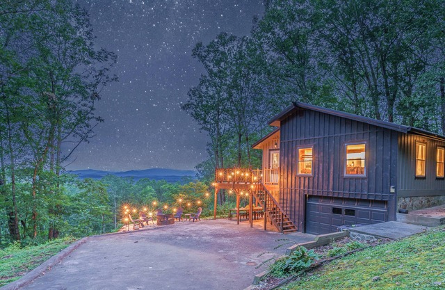 NEW Blue Ridge Cabin! King Bed, Views, Hot Tub, Fire Pit! Weeknight Specials