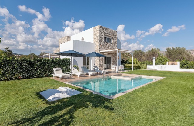 New Brand Villas,Heating Pool, Jacuzzi ,Spa near haraki beach,taverna,market