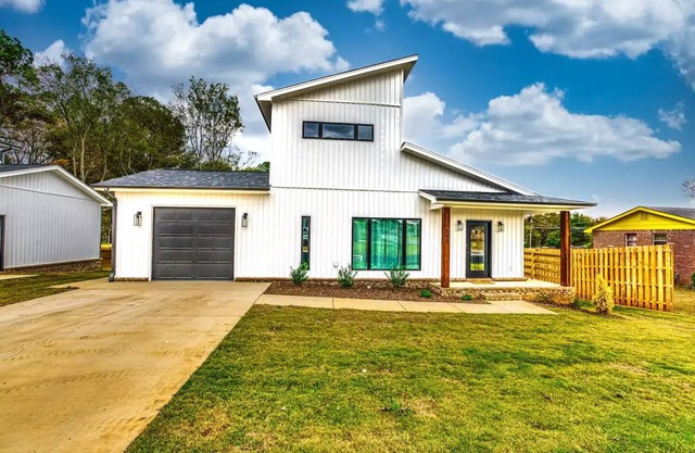 New Build and Modern Retreat near RTJ Golf Course with Game room and bunkbedsn