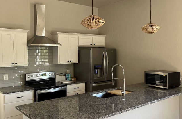New build house close to lake and in eclipse totality - pet friendly