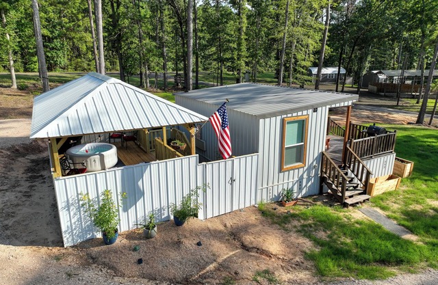 "New Build-Tiny House” Sleeps 3 HotTub Private Gazebo 🐾 friendly BBQ/5 acres