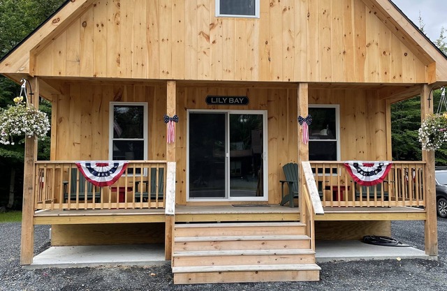 New cabin/Downtown Greenville-Moosehead Lake, ME/WIFI/Dogs Ok/2 cabins available