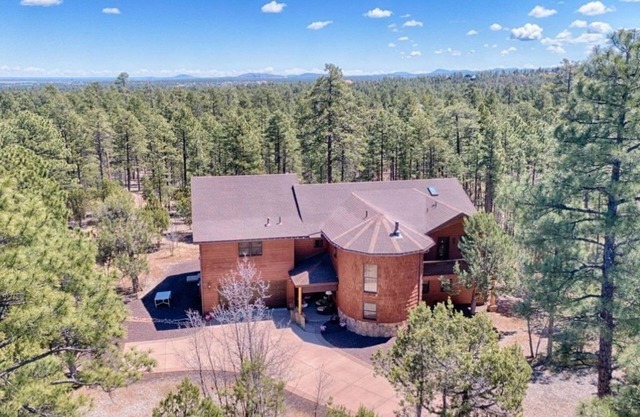NEW! Cabin in the pines w/kids game room , fire pit and BBQ!