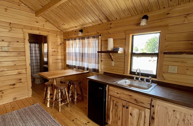 New Cabins in Springdale, Utah. 1/2 mile to entrance of Zion National Park!