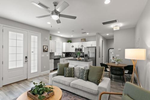 NEW! Canopy Cove, Luxury Downtown Apartment Near Main St