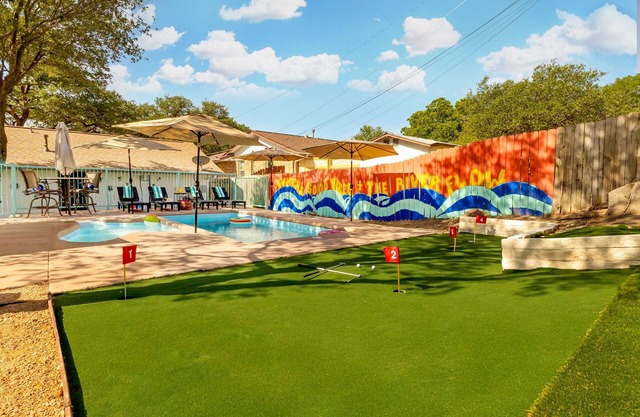 New! Casa Colibri w/year-round backyard/Two Pools/Gameroom/Central Location.