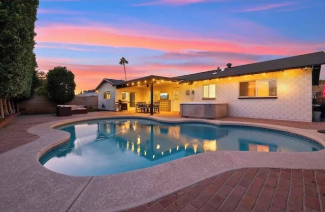 NEW Casa Rodeo, 4 Min to Old Town Scottsdale! Hot tub, No bunkbeds!