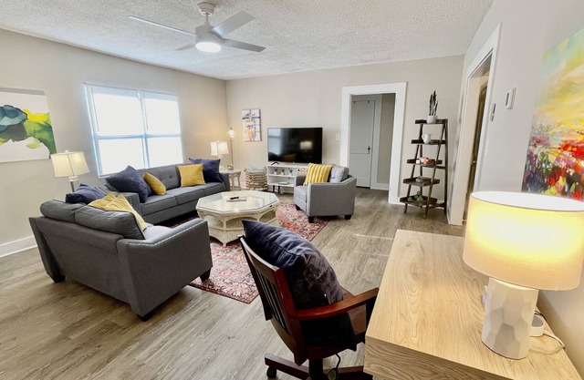 NEW Chalet Gris Duplex Downtown Clarkesville