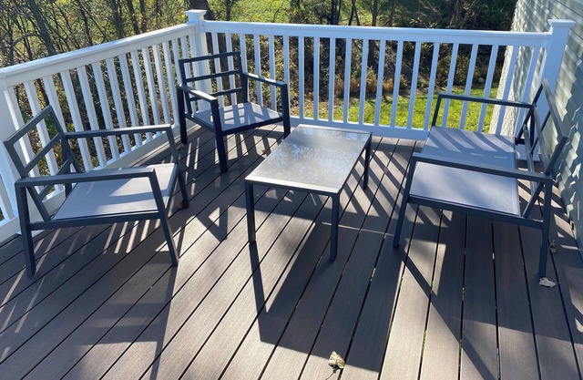 New Charming 3-bedroom townhome with WiFi and AC in Winchester