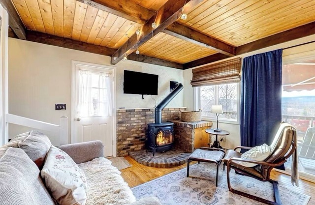 NEW! Charming 3BD/1.5BA with mountain views, 2 fire places and a big deck