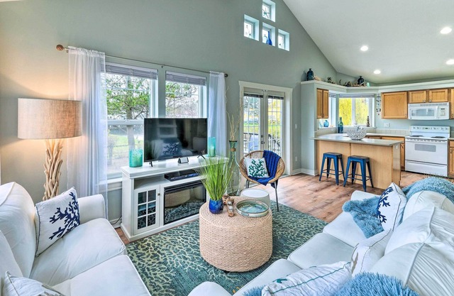 NEW! Charming Cottage w/ Deck: Steps to Birch Bay!
