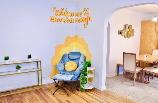 NEW ~ Charming Home near Chattanooga w/fire table & games; child equipped!