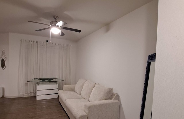 New, charming,upscale with gym, pool and private patio 15 minutes from Airport