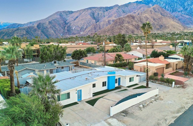 New Chic Remodel w/Heated Pool, Jacuzzi, Mini Golf, Bikes, Dry Bar, Coffee Bar