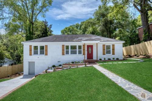 New! Comfy Home with Playground Near Ft Moore!