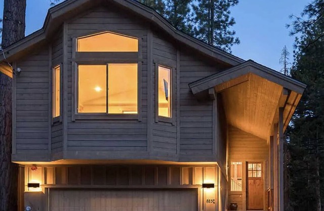 New Construction Luxury w/Hot Tub–mins to beach, ski, hike, golf
