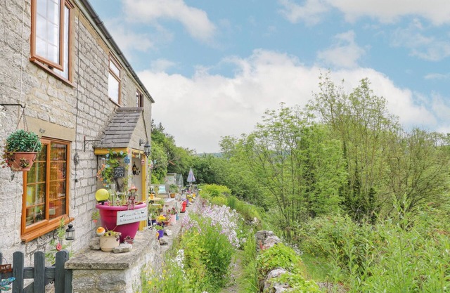 NEW COTTAGE, pet friendly, with a garden in Youlgreave