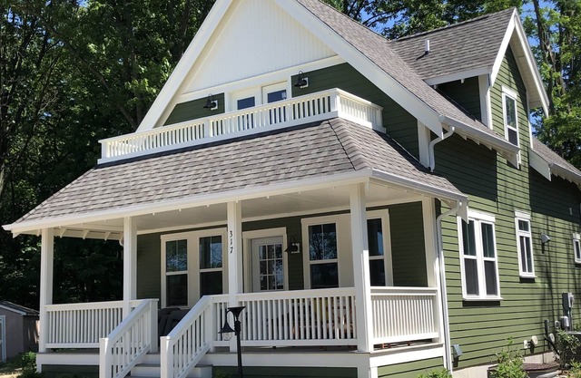 New cottage with pool and walkable to downtown/beach