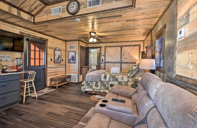 NEW! Couple’s Retreat: Woodsy Broken Bow Studio!
