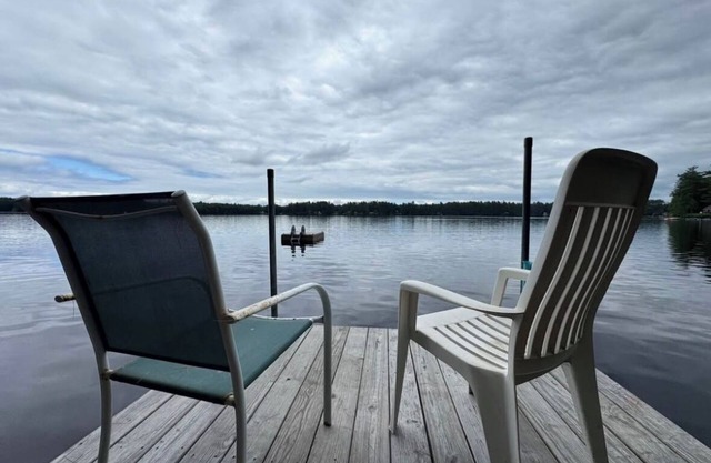 New Cozy 2-Bedroom Lake House on Tranquil Bonney Eagle Pond w/Great Amenities