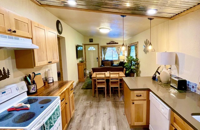 New cozy 2Br/2Bath cabin near Mount Rainier!