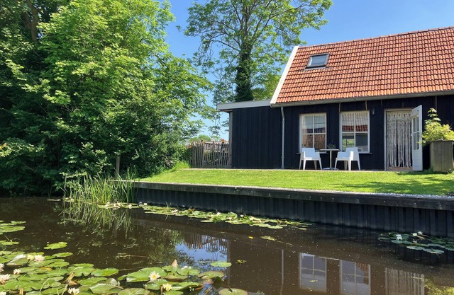 NEW:Cozy Apartment on the Water in Jorwert, just a stone's throw from Leeuwarden