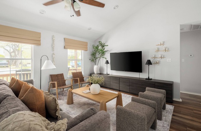 NEW Cozy Cottage Near Lake Travis w/Pool and Pickleball