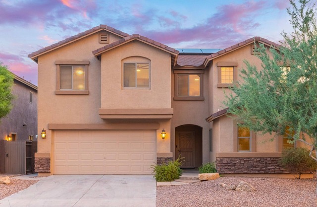 NEW! Cozy Saguaro Heated Pool, Hot Tub, Mini Golf, Pool Table, Fire Pit, Arcade!