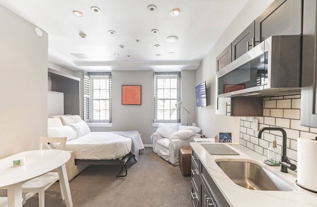 New! Cozy studio above Historic Chestnut St!