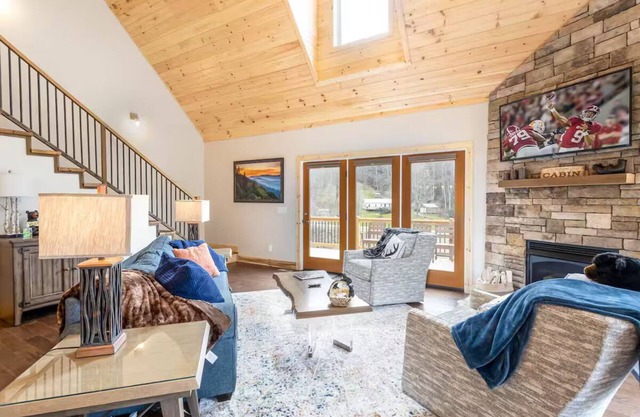 NEW Creekside 4-BR Modern Cabin with Hot Tub, Fire Pit, Grill, 2+ Acre field!