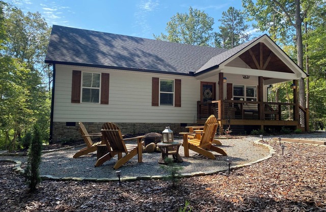 NEW Dog- Friendly Soothing Modern Cabin In Ellijay-Fire Pit & Resort Amenities!