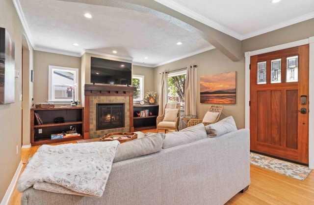 NEW! Dog Friendly w/Relaxing Back Patio & Corn Hole | > 5 min to BSU | Record Player & Smart TV's