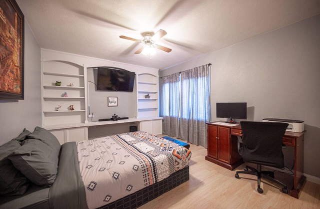 *NEW* Downtown 2 bedroom house w/backyard
