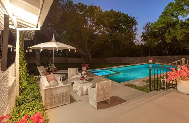 *NEW* DOWNTOWN HOUSE | HEATED POOL | HOT TUB | Ping Pong | 10 Beds