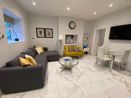 New Elegant 2 Bed flat in Chiswick
