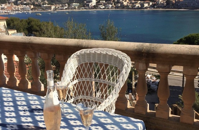 NEW Enchanting Sea House with Superb Views, WIFI and SAT TV