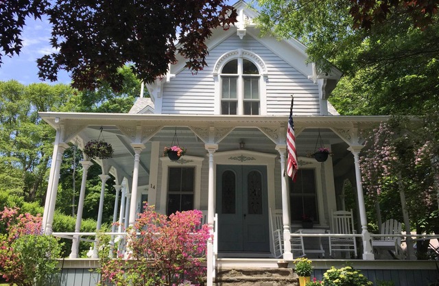 New England Cottage by the Bay, Wrap-Around Porch, Access to a Shell Beach