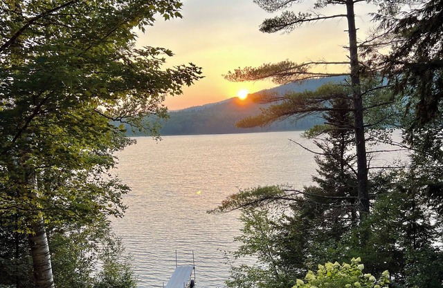 New England Lakefront Fall Escape, Dogs Welcome