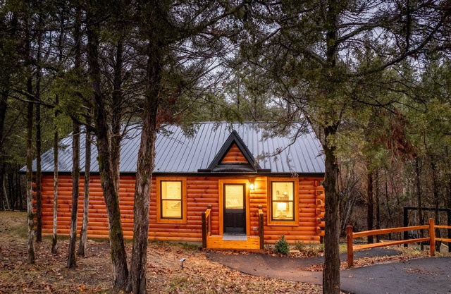 ~New~ Epic couple's retreat w/theatre, pool table, firepit, jacuzzi & more!